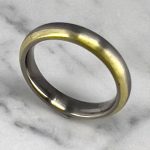 RING, titan/guld