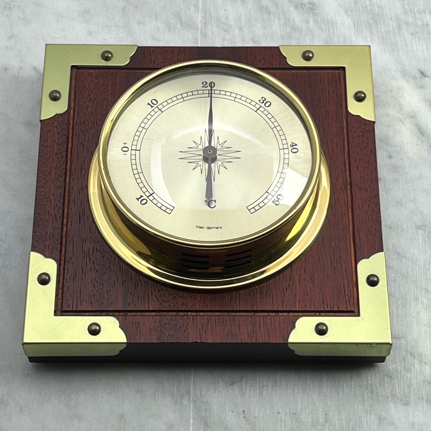 ODEzOTU1N2EtYTU4ZS0xMWVhLTkxZDQtOTNiMDNhYjIzMGU1-NjRmMDAwZjAtMmNkNi0xMWYxLWFmNWYtMGZkMjFkYzliOWRj Vintage termometer trä/mässing - Bild 1