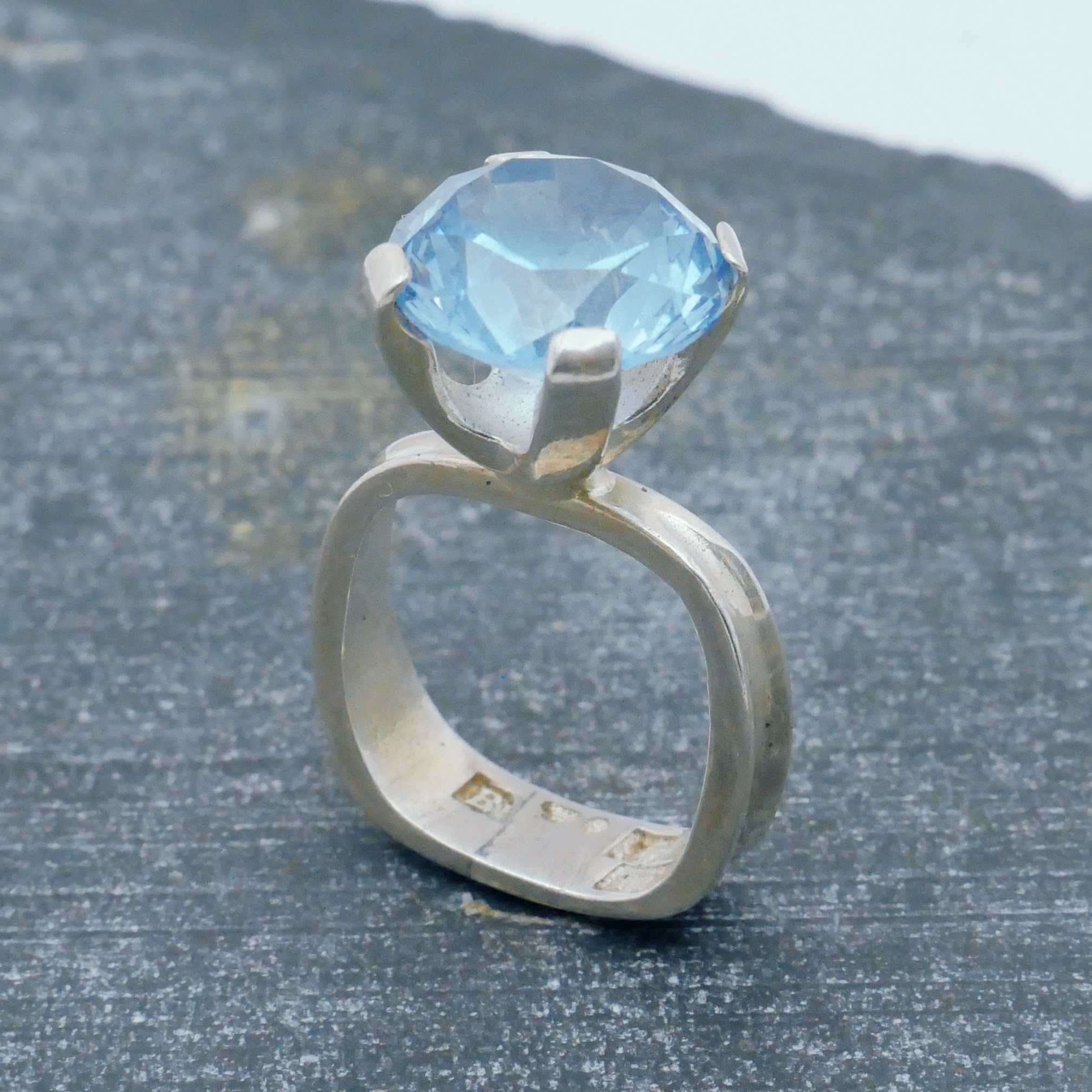 ODEzOTU1N2EtYTU4ZS0xMWVhLTkxZDQtOTNiMDNhYjIzMGU1-NzIwODNjNTAtMWEwZi0xMWYxLWI1ZjQtMzc2Y2NkOGFkMGQ4 Vintage ring silver - Bild 1